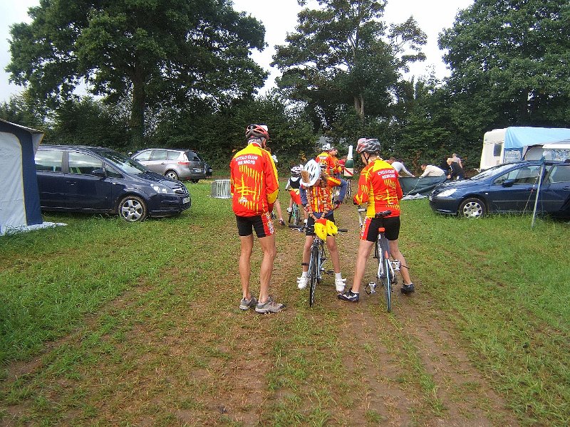 2011-08-07 77 Preparatifs avant defile.JPG